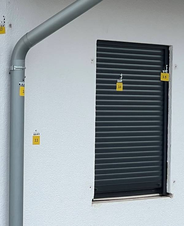 Die Polizei markierte mehrere Einschusslöcher an der Hausfassade.