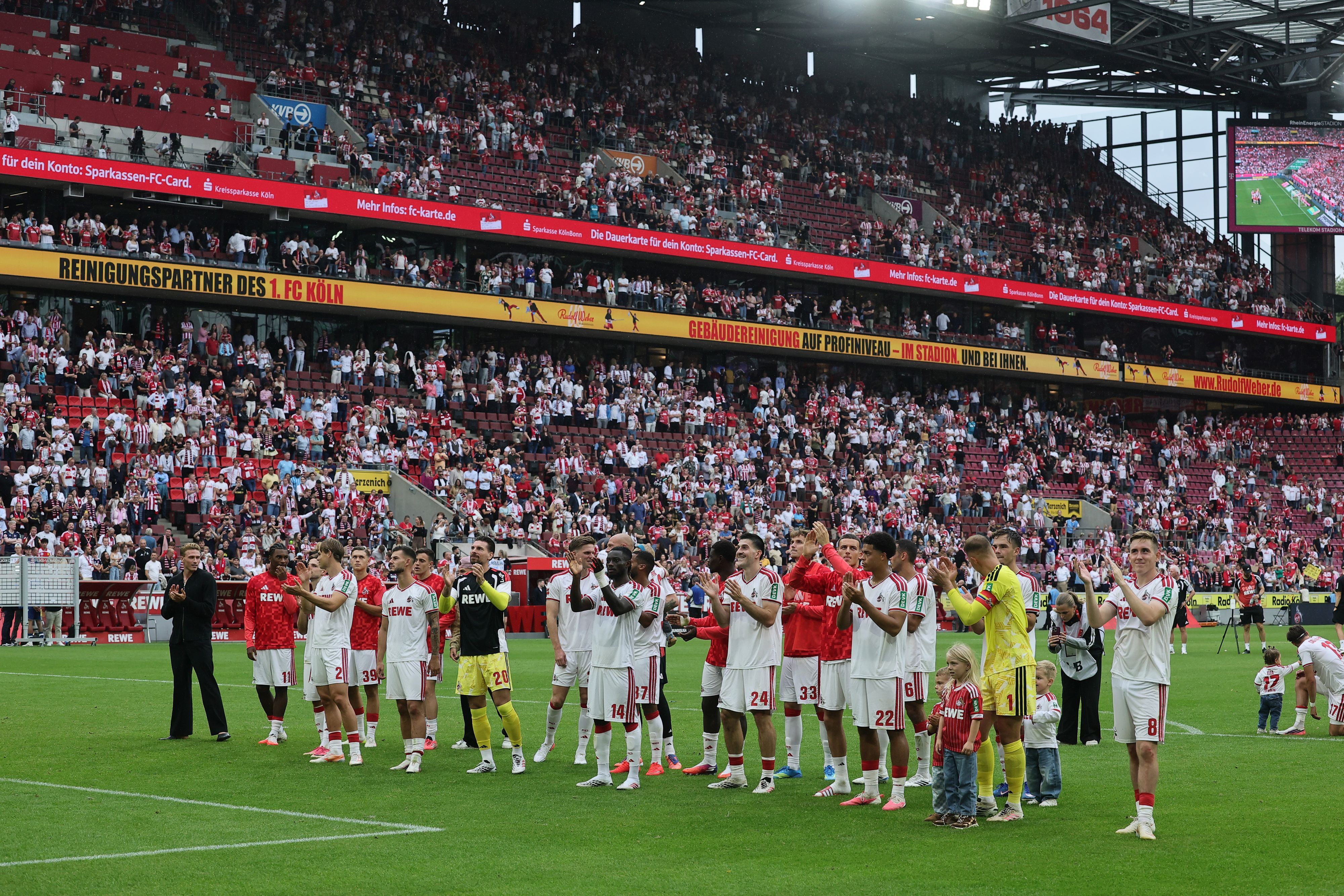 Die FC-Profis stehen vor der Südkurve und applaudieren.