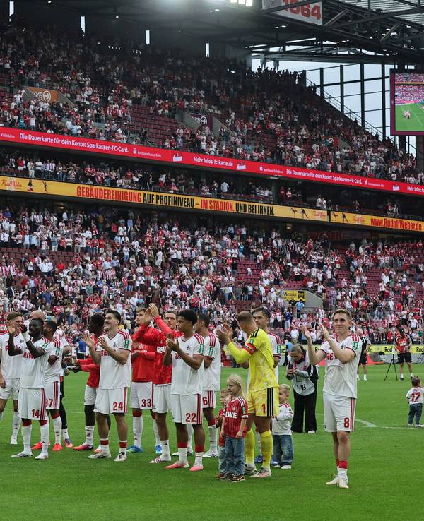 Die FC-Profis stehen vor der Südkurve und applaudieren.