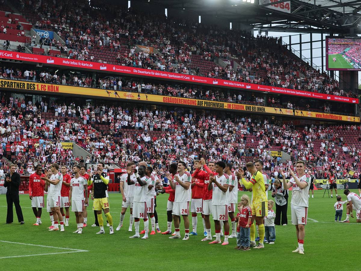 Die FC-Profis stehen vor der Südkurve und applaudieren.