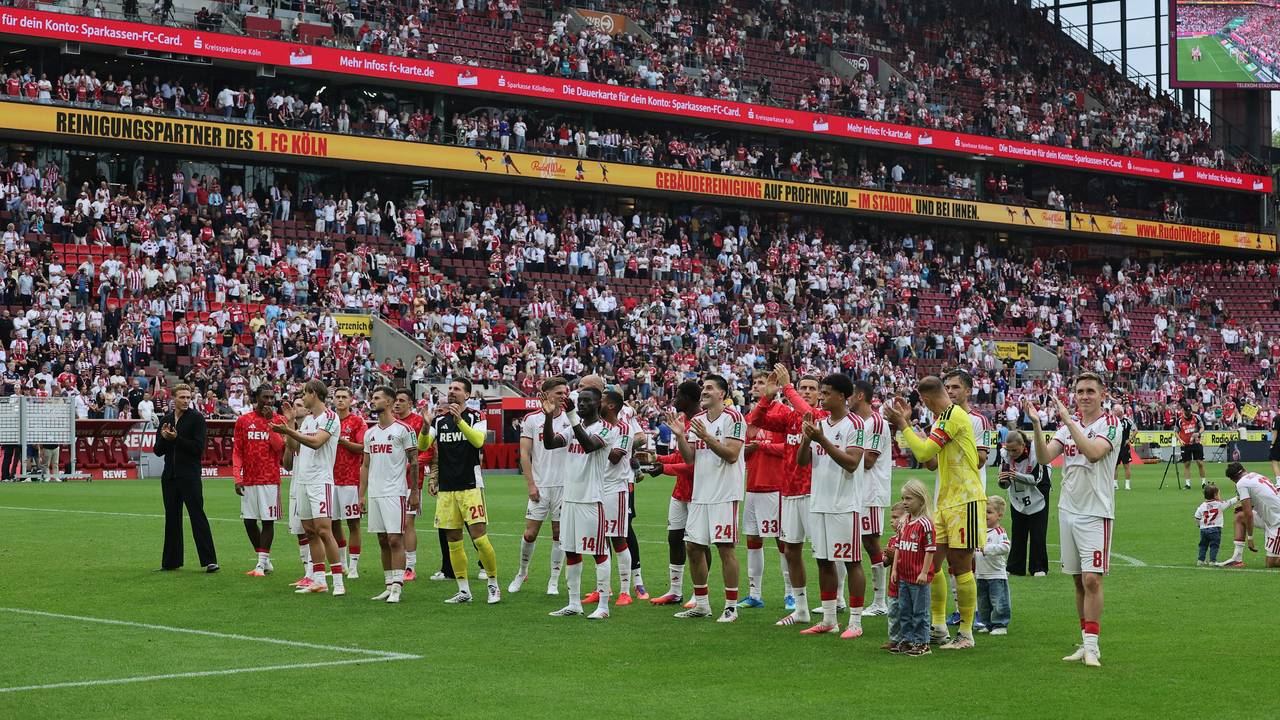Die FC-Profis stehen vor der Südkurve und applaudieren.