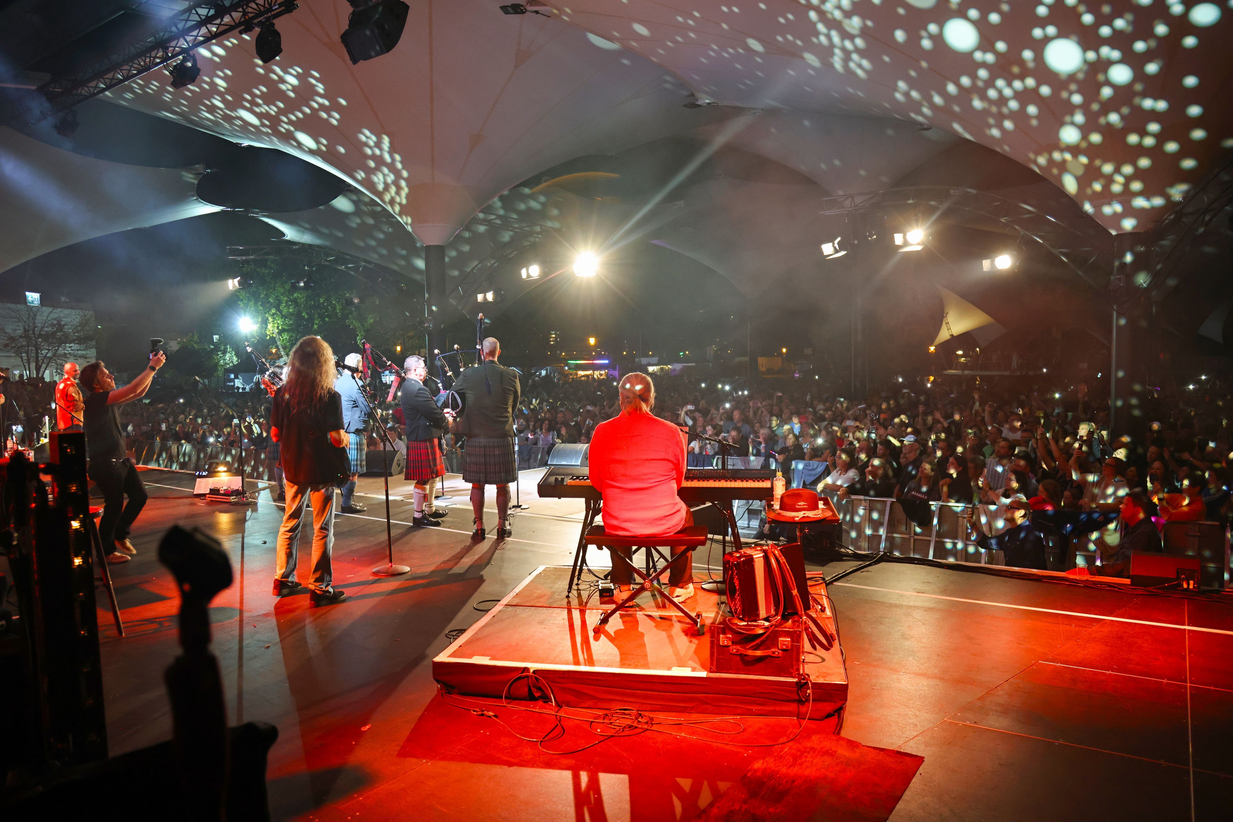 Blick von der Bühne beim Konzert der Bläck Fööss im Tanzbrunnen.