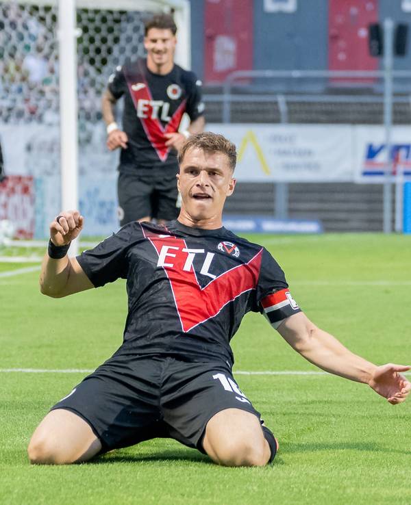 David Otto jubelt und rutscht auf den Knien.
