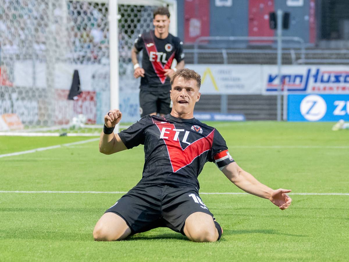 David Otto jubelt und rutscht auf den Knien.