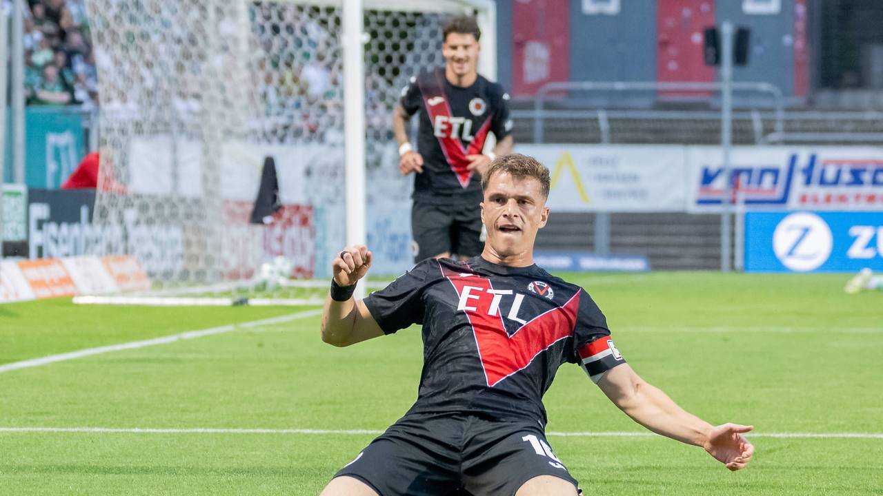 David Otto jubelt und rutscht auf den Knien.