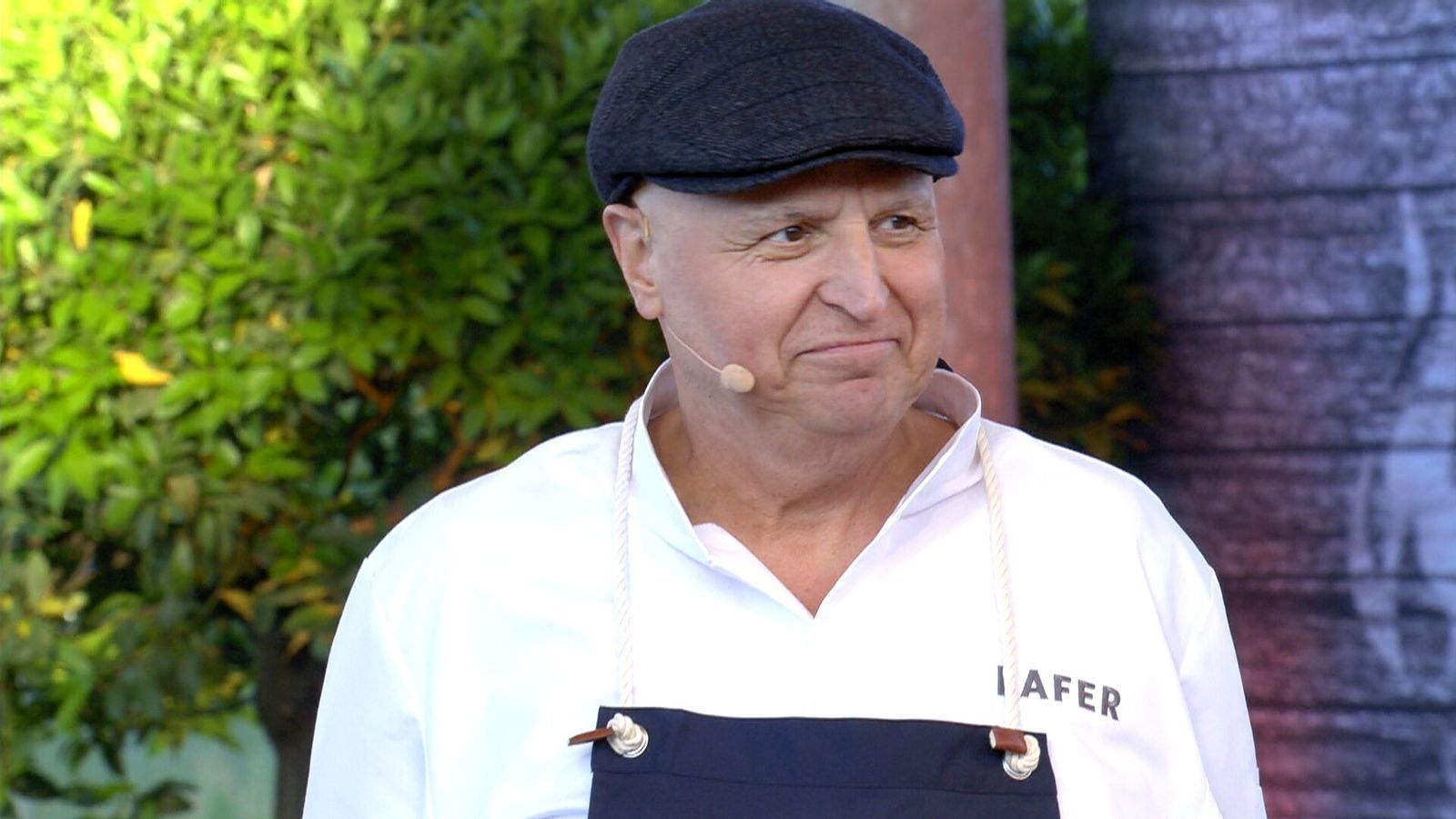 Standing Ovation gab's für Johann Lafer bei seinem Comeback als Koch-Coach. Die TV-Koch-Legende hatte krankheitsbedingt eine Auszeit nehmen müssen. (Bild: RTL)
