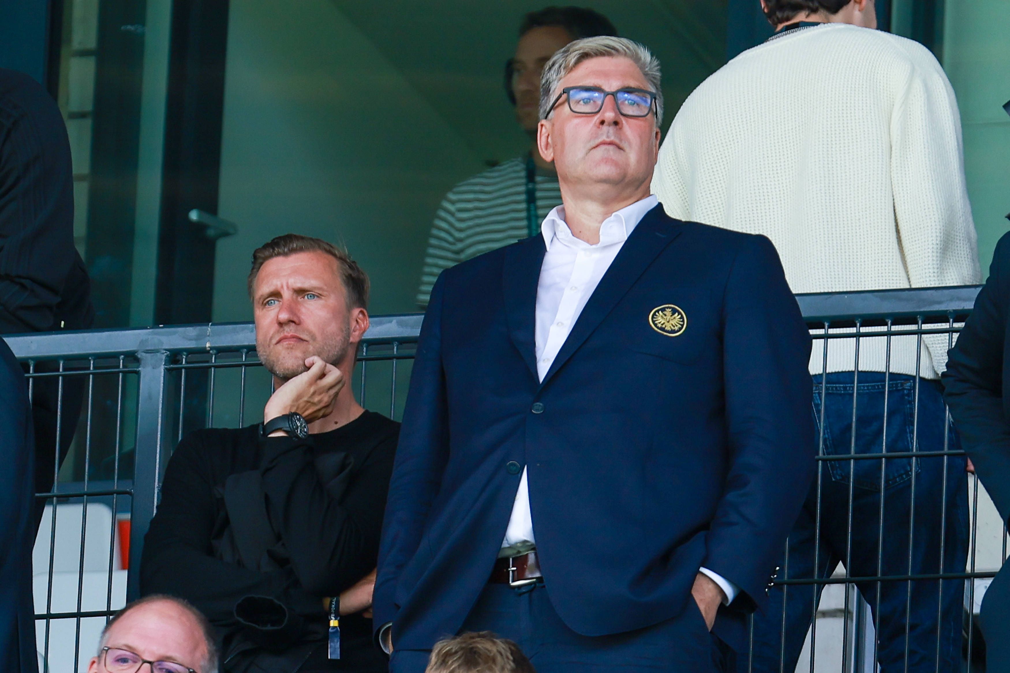 Eintracht Frankfurts Sportvorstand Markus Krösche neben Axel Hellmann.