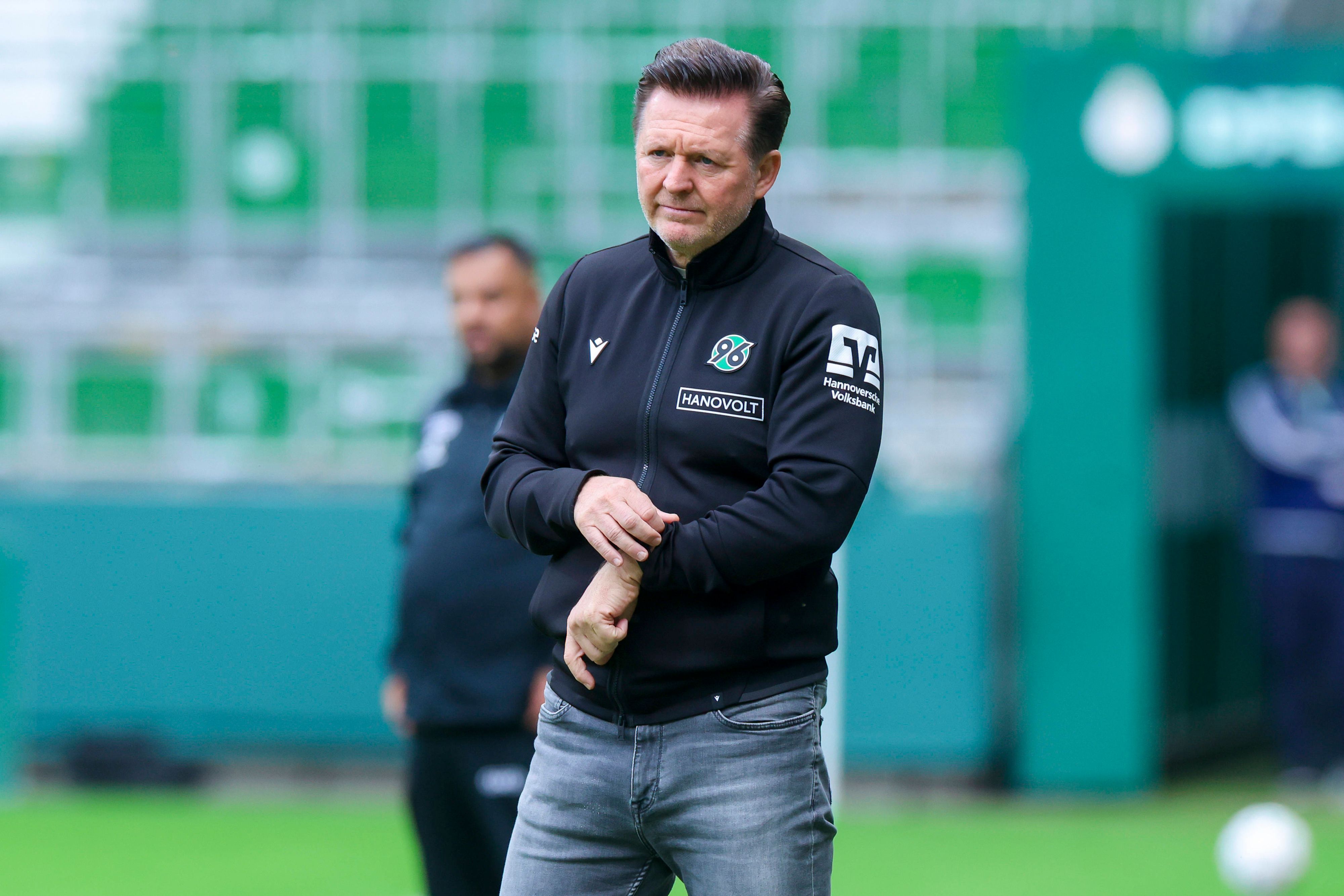 Trainer Christian Titz von Hannover 96 schaut enttäuscht auf den Platz.