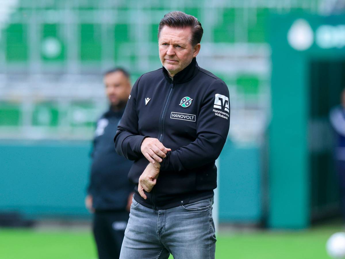 Trainer Christian Titz von Hannover 96 schaut enttäuscht auf den Platz.