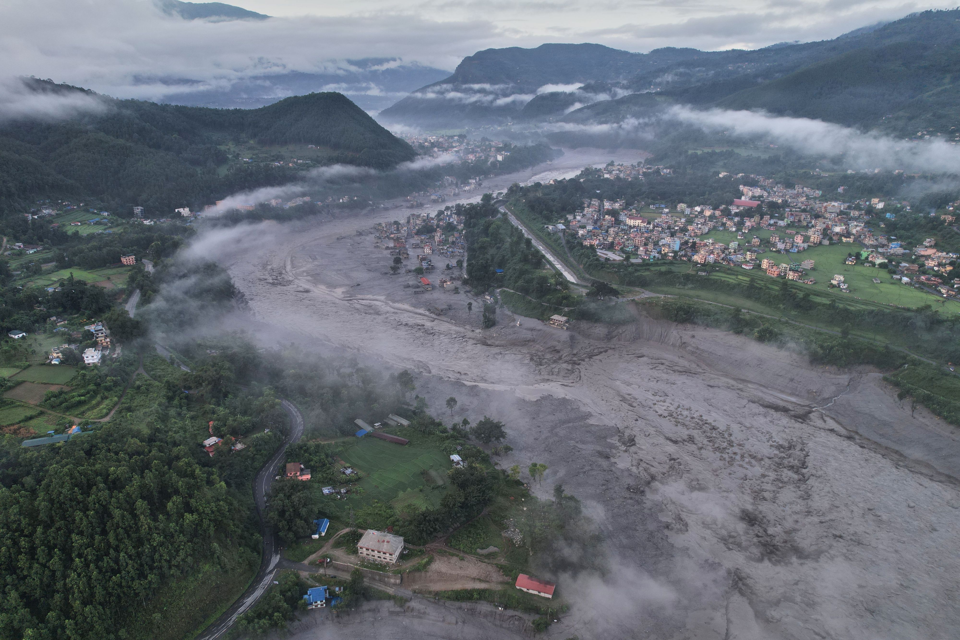 dpatopbilder - 30.08.2026, Nepal, Nuwakot: Eine Drohnenaufnahme der Folgen einer Sturzflut entlang des Trishuli-Flusses vor dem Hintergrund einer aktuellen Hochwasserwarnung im Gebiet Trishuli Bazaar im Distrikt Nuwakot. Foto: Rajesh Kumar Singh/AP/dpa +++ dpa-Bildfunk +++