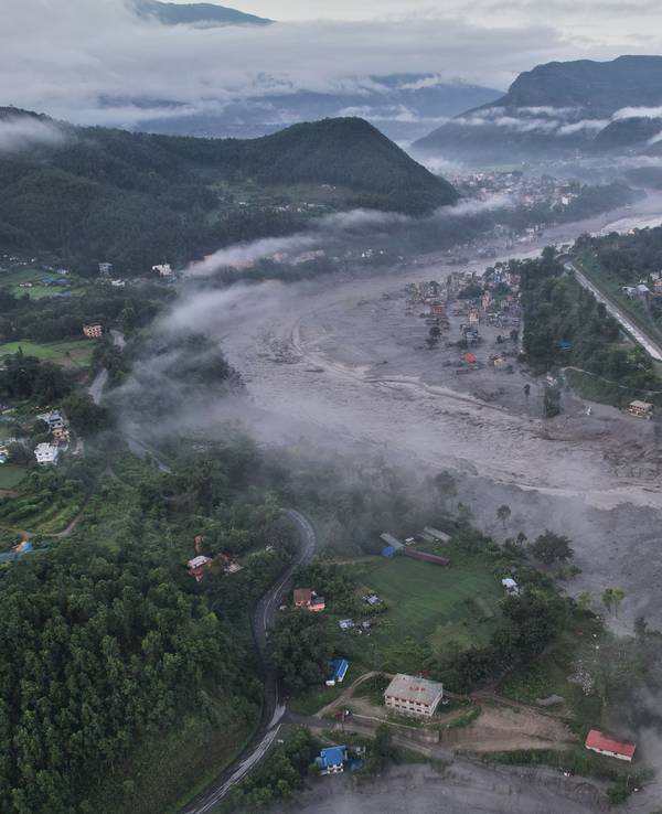 dpatopbilder - 30.08.2026, Nepal, Nuwakot: Eine Drohnenaufnahme der Folgen einer Sturzflut entlang des Trishuli-Flusses vor dem Hintergrund einer aktuellen Hochwasserwarnung im Gebiet Trishuli Bazaar im Distrikt Nuwakot. Foto: Rajesh Kumar Singh/AP/dpa +++ dpa-Bildfunk +++