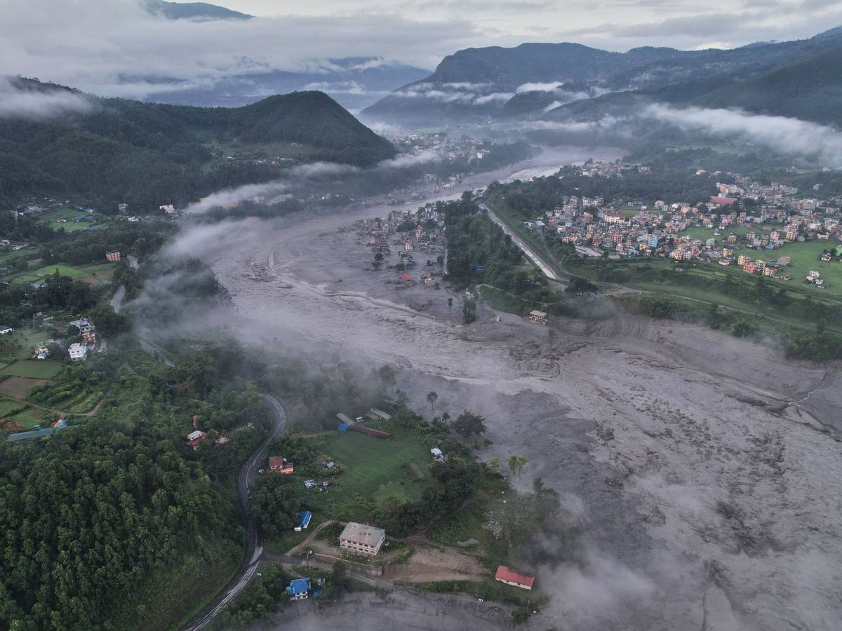 dpatopbilder - 30.08.2026, Nepal, Nuwakot: Eine Drohnenaufnahme der Folgen einer Sturzflut entlang des Trishuli-Flusses vor dem Hintergrund einer aktuellen Hochwasserwarnung im Gebiet Trishuli Bazaar im Distrikt Nuwakot. Foto: Rajesh Kumar Singh/AP/dpa +++ dpa-Bildfunk +++
