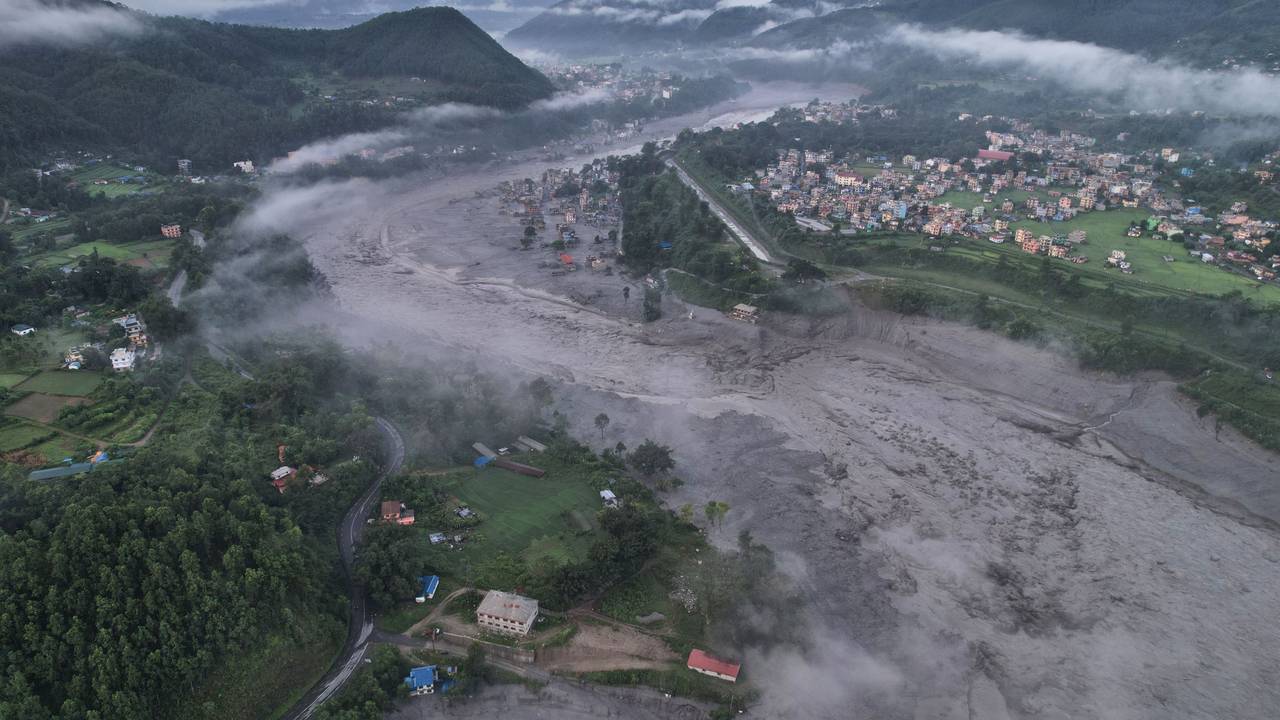 dpatopbilder - 30.08.2026, Nepal, Nuwakot: Eine Drohnenaufnahme der Folgen einer Sturzflut entlang des Trishuli-Flusses vor dem Hintergrund einer aktuellen Hochwasserwarnung im Gebiet Trishuli Bazaar im Distrikt Nuwakot. Foto: Rajesh Kumar Singh/AP/dpa +++ dpa-Bildfunk +++
