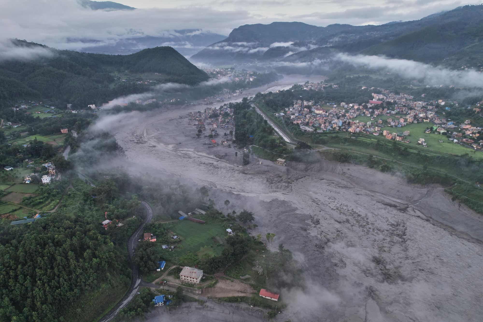 dpatopbilder - 30.08.2026, Nepal, Nuwakot: Eine Drohnenaufnahme der Folgen einer Sturzflut entlang des Trishuli-Flusses vor dem Hintergrund einer aktuellen Hochwasserwarnung im Gebiet Trishuli Bazaar im Distrikt Nuwakot. Foto: Rajesh Kumar Singh/AP/dpa +++ dpa-Bildfunk +++