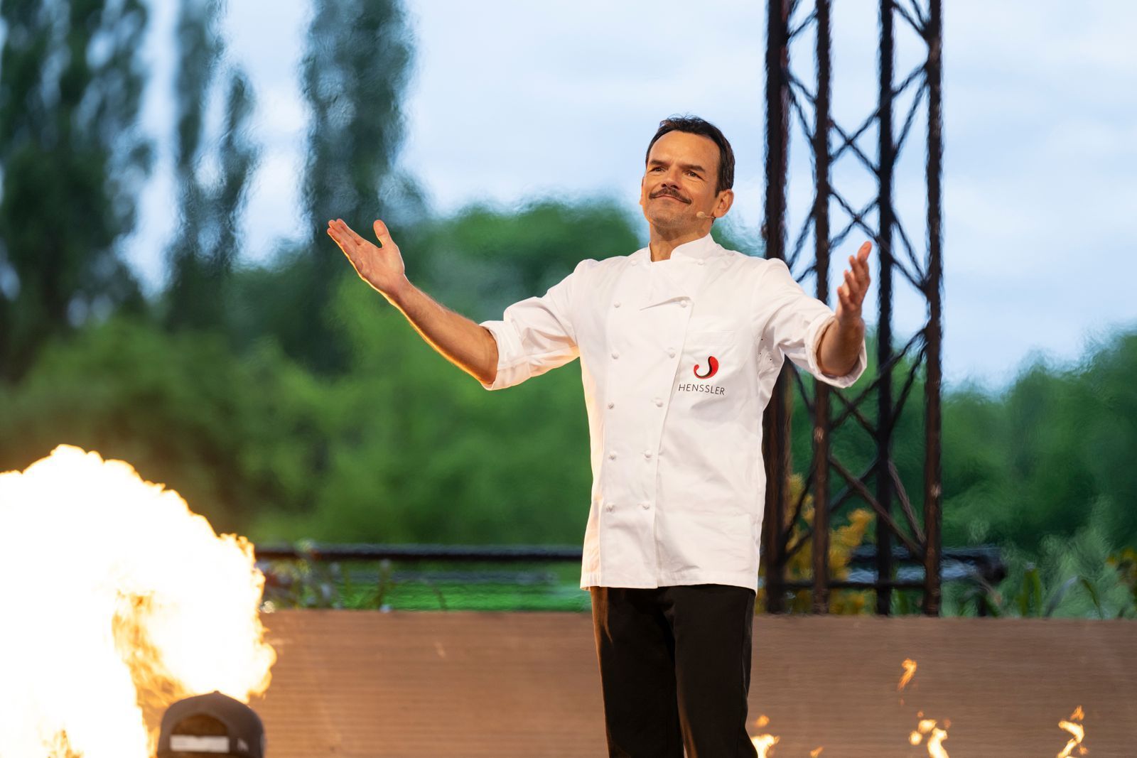 Am Ende steht er wieder ganz oben: Steffen Henssler gewinnt das Desaster-Dessert mit dem Rekordergebnis von 25:3 und sichert sich dadurch den 87:46-Sieg. (Bild: RTL/Markus Hertrich)