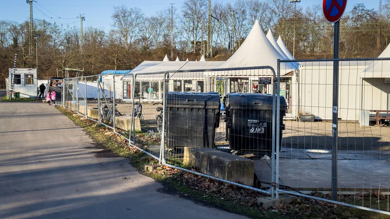 Die Stadt Köln will die Flüchtlingsunterkunft am Südstadion schließen.