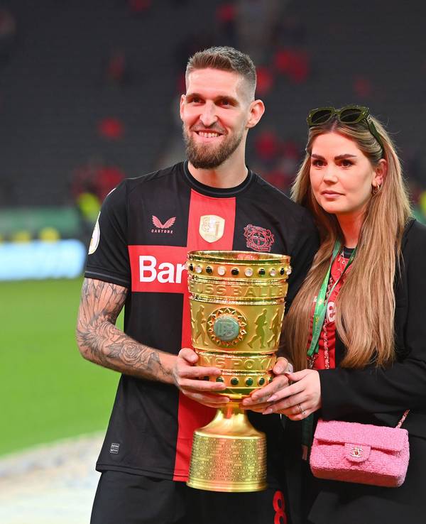 Robert Andrich und Ehefrau Alicia posieren mit dem DFB-Pokal.