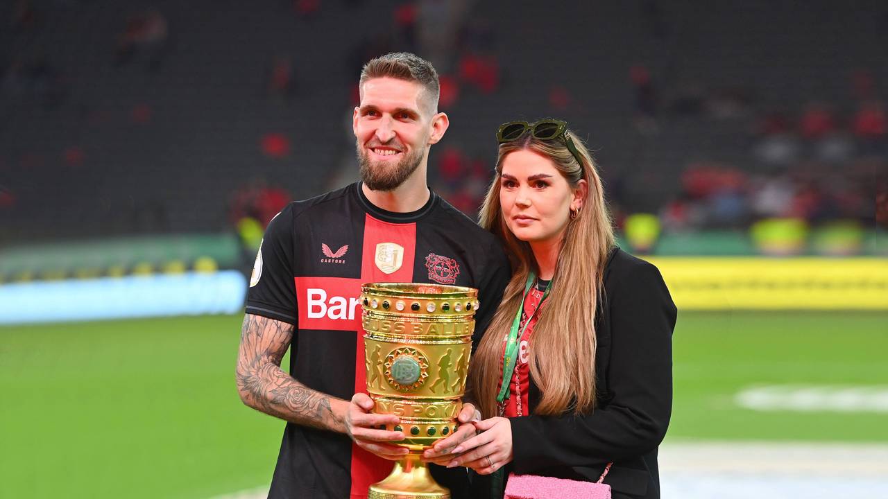 Robert Andrich und Ehefrau Alicia posieren mit dem DFB-Pokal.