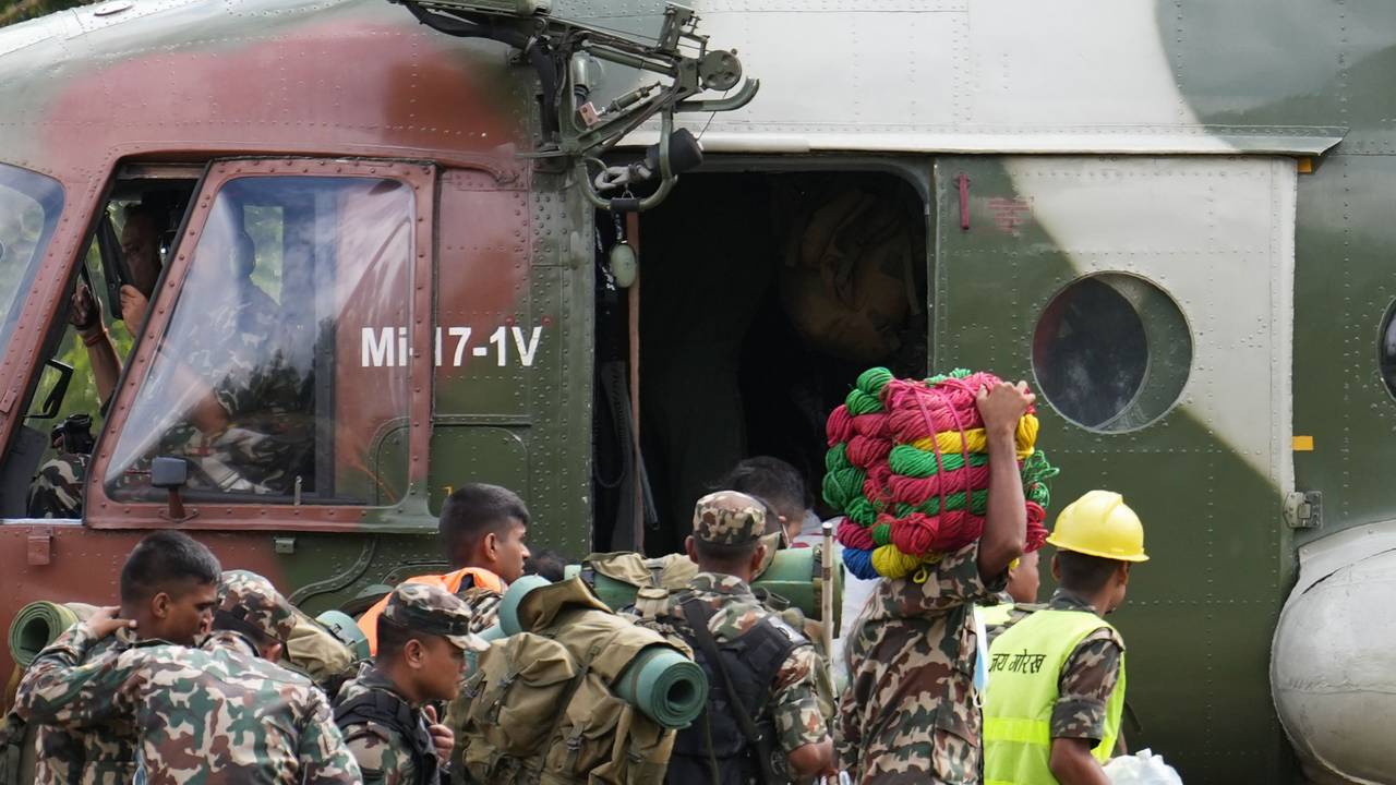 30.08.2026, Nepal, Nuwakot: Rettungskräfte steigen auf einem Hubschrauberlandeplatz im Armeelager in Trishuli im Distrikt Nuwakot in einen bereitstehenden Hubschrauber ein. Foto: Rajesh Kumar Singh/AP/dpa +++ dpa-Bildfunk +++
