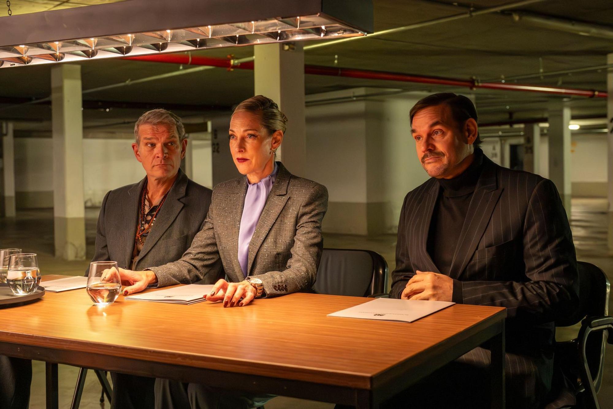 Die Ausbilder (von links) Voss (Götz Otto), Leiterin Haberland (Sophie von Kessel) und Kocabay (Alexander Beyer) haben fünf Kandidaten ausgesucht, die sie als BND-Agenten trainieren wollen. Doch haben sie die richtige Wahl getroffen? (Bild: ZDF und susanne bernhard)