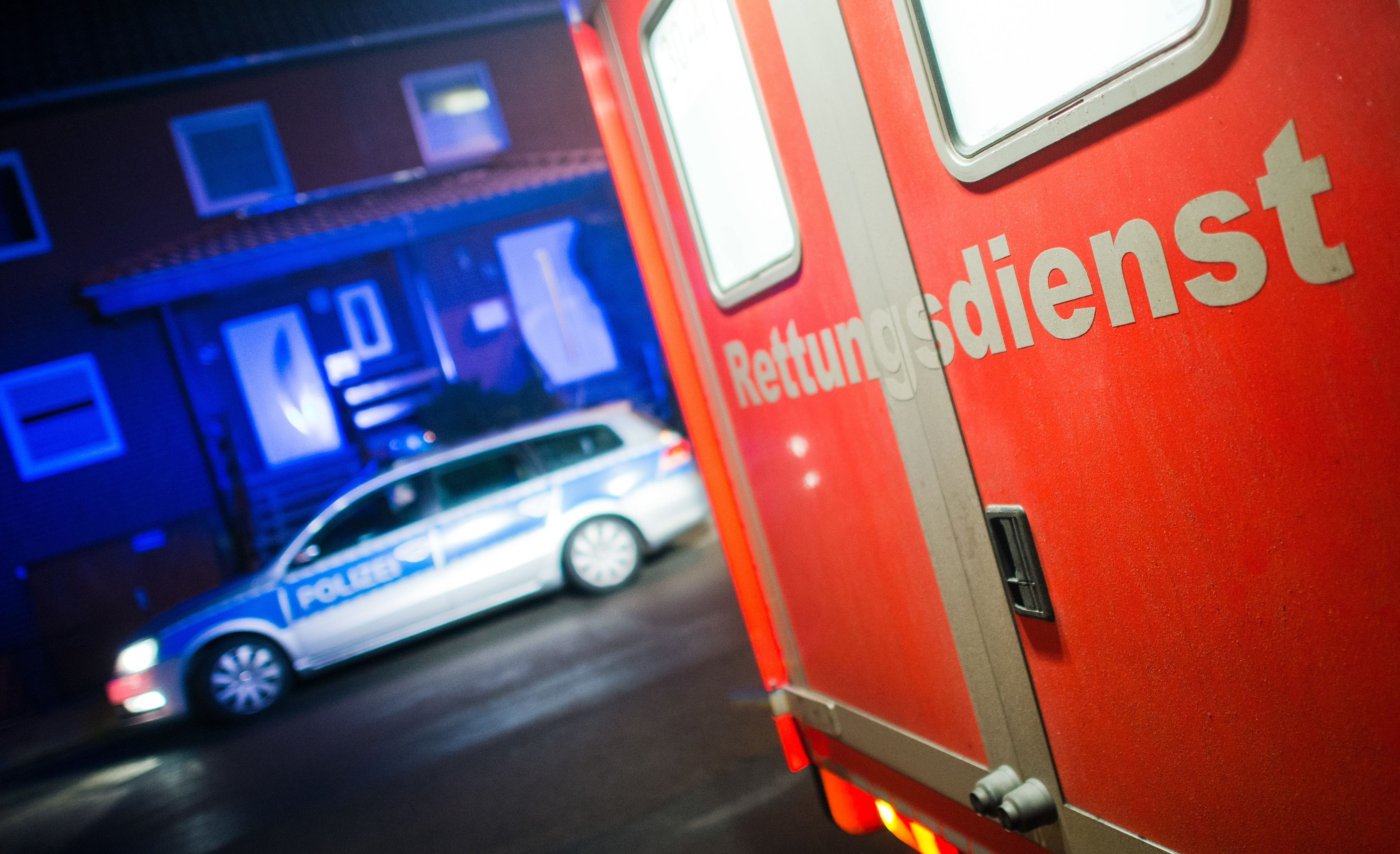 Ein Rettungswagen und ein Polizeiwagen stehen an einer Einsatzstelle. (Symbolfoto)