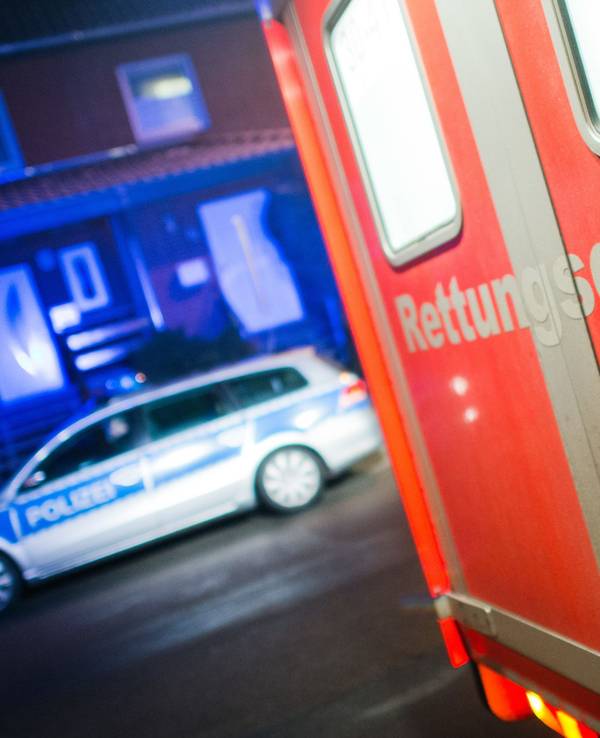 Ein Rettungswagen und ein Polizeiwagen stehen an einer Einsatzstelle. (Symbolfoto)