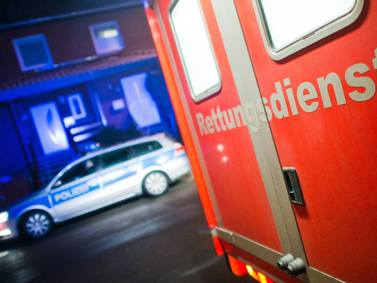 Ein Rettungswagen und ein Polizeiwagen stehen an einer Einsatzstelle. (Symbolfoto)