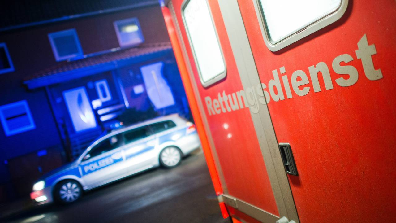 Ein Rettungswagen und ein Polizeiwagen stehen an einer Einsatzstelle. (Symbolfoto)