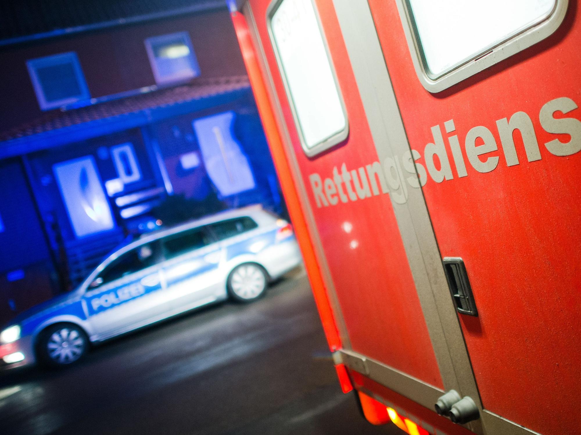 Ein Rettungswagen und ein Polizeiwagen stehen an einer Einsatzstelle. (Symbolfoto)