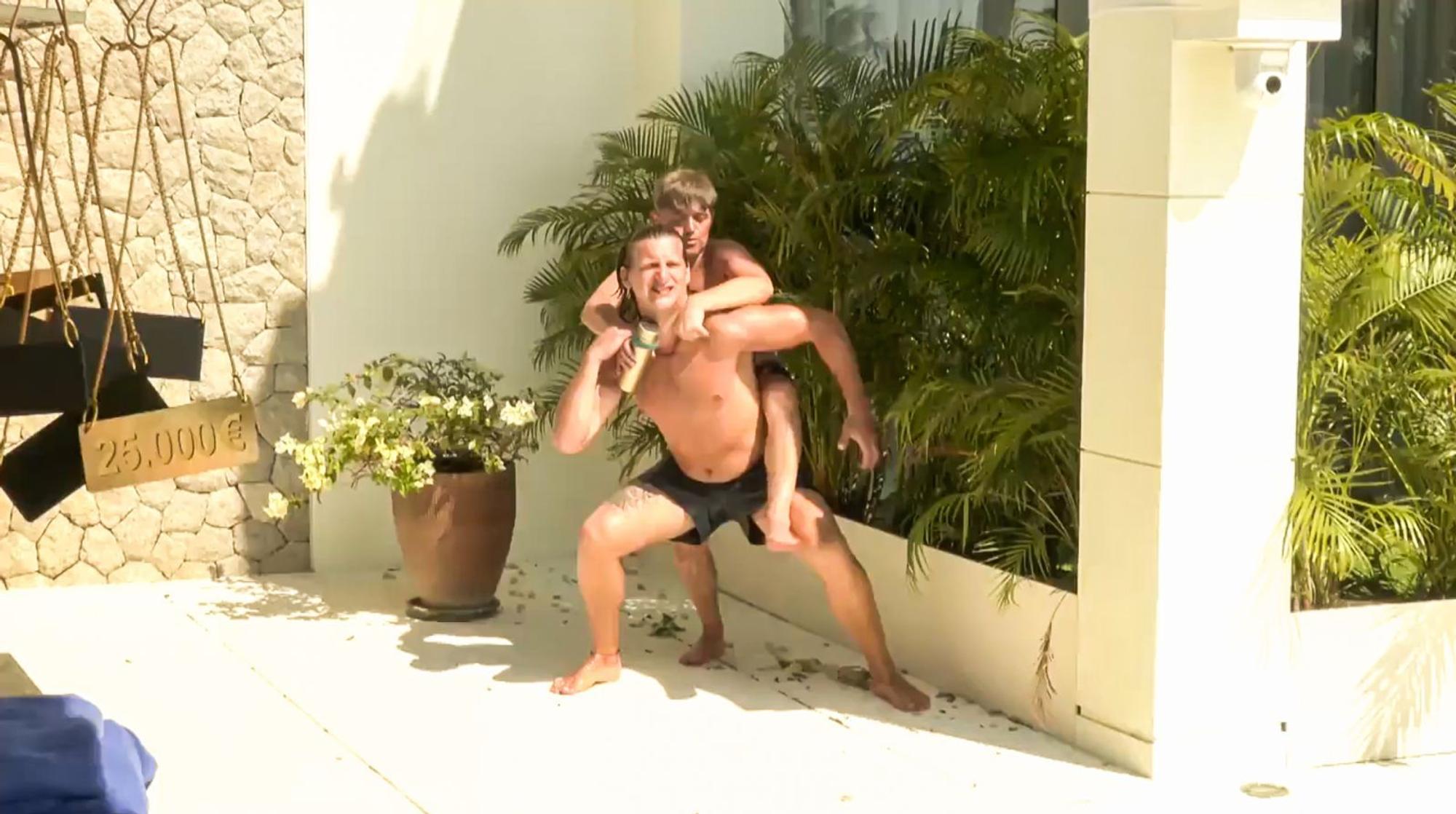 Trotz zwischenzeitlicher Streiterei: Paddy (hinten) und Erik halten zusammen. (Bild: Joyn)