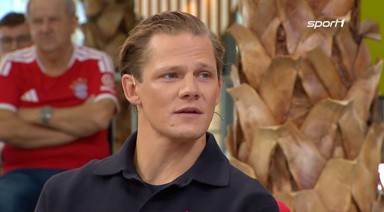 Schauspieler Max von der Groeben sitzt in der Doppelpass-Runde