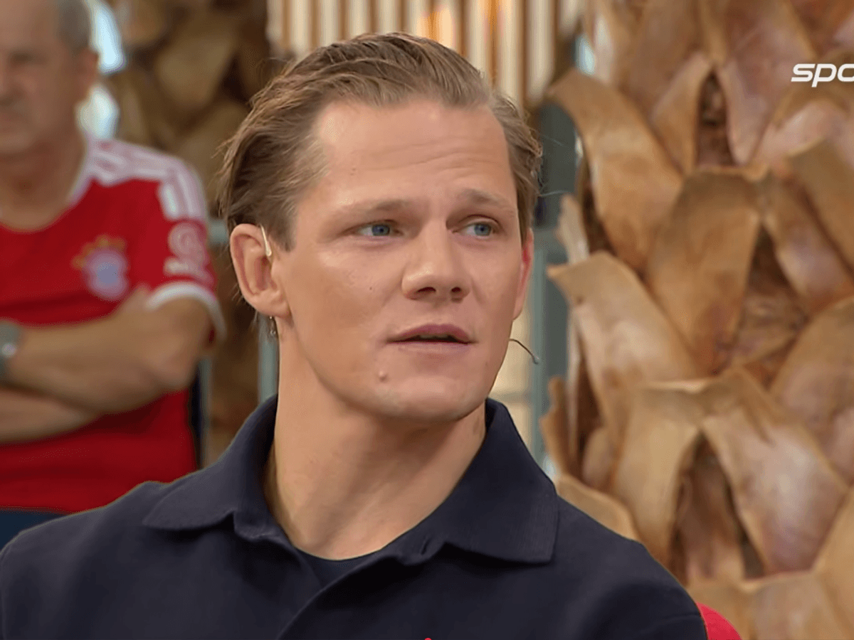 Schauspieler Max von der Groeben sitzt in der Doppelpass-Runde
