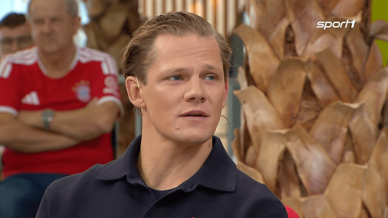 Schauspieler Max von der Groeben sitzt in der Doppelpass-Runde