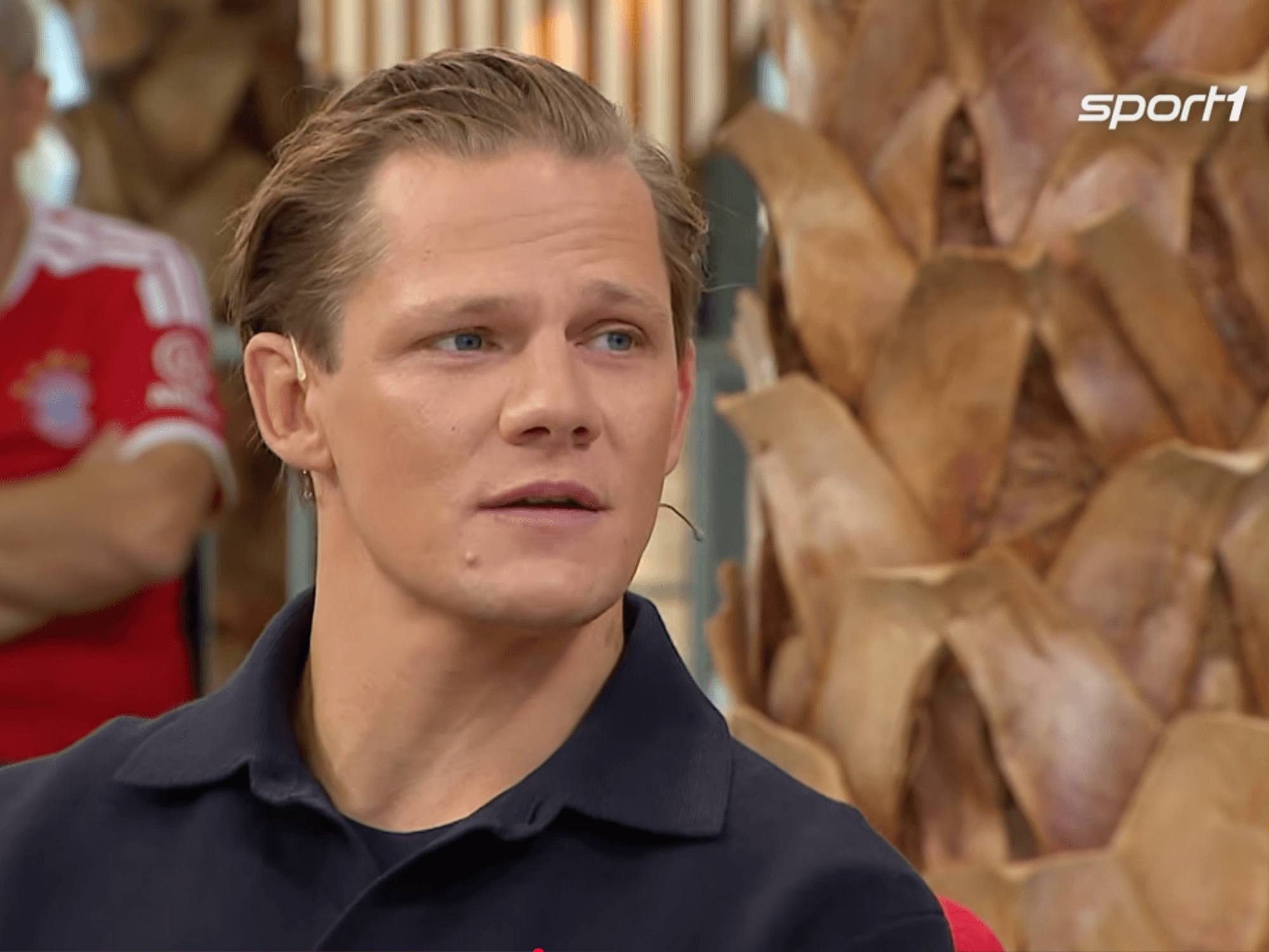 Schauspieler Max von der Groeben sitzt in der Doppelpass-Runde