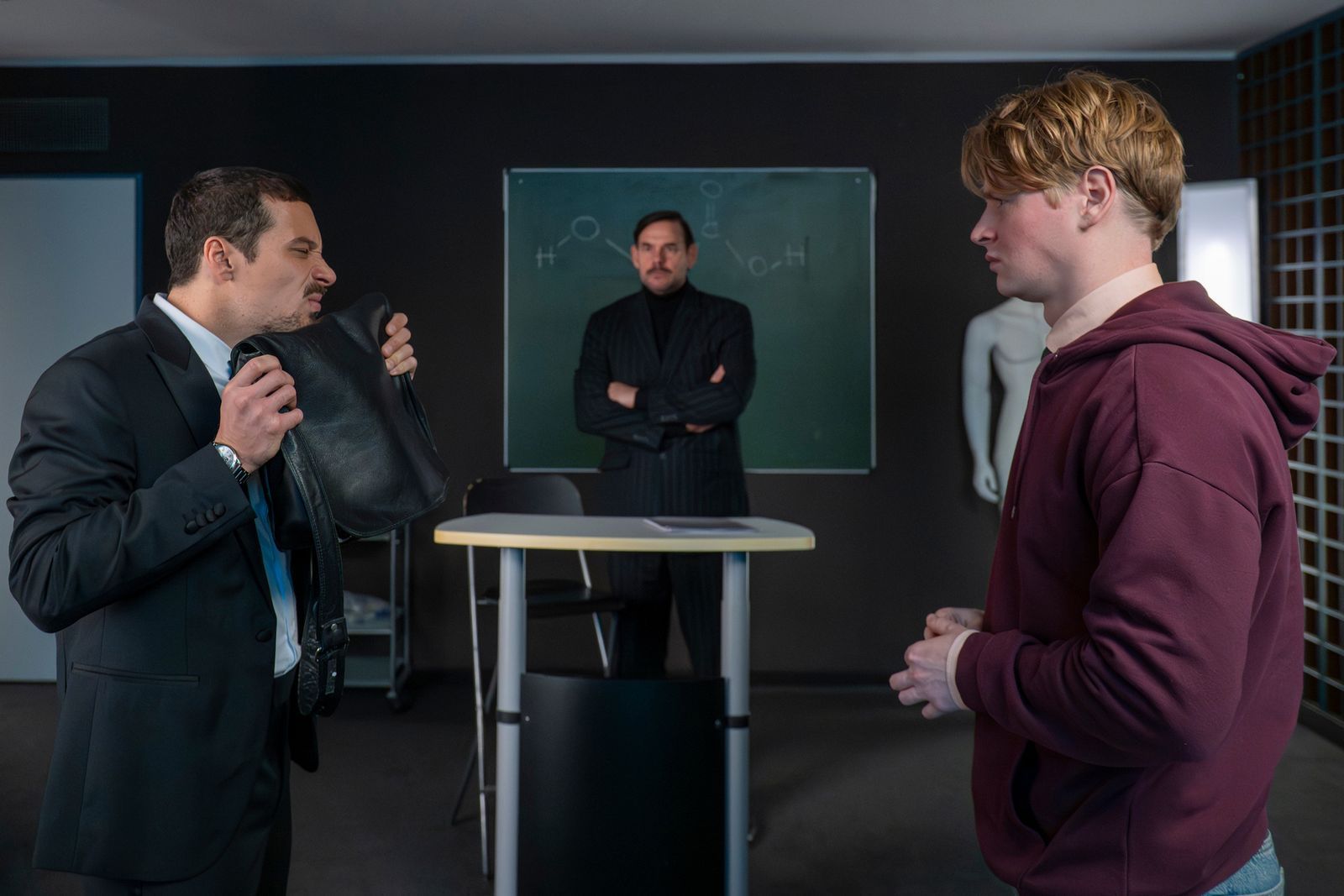 Andi (Klaus Steinbacher, links) und Asel (Lukas Zumbrock (rechts) absolvieren unter den strengen Augen von Ausbilder Kocabays (Alexander Beyer) eine Übung.  (Bild: ZDF und susanne bernhard)