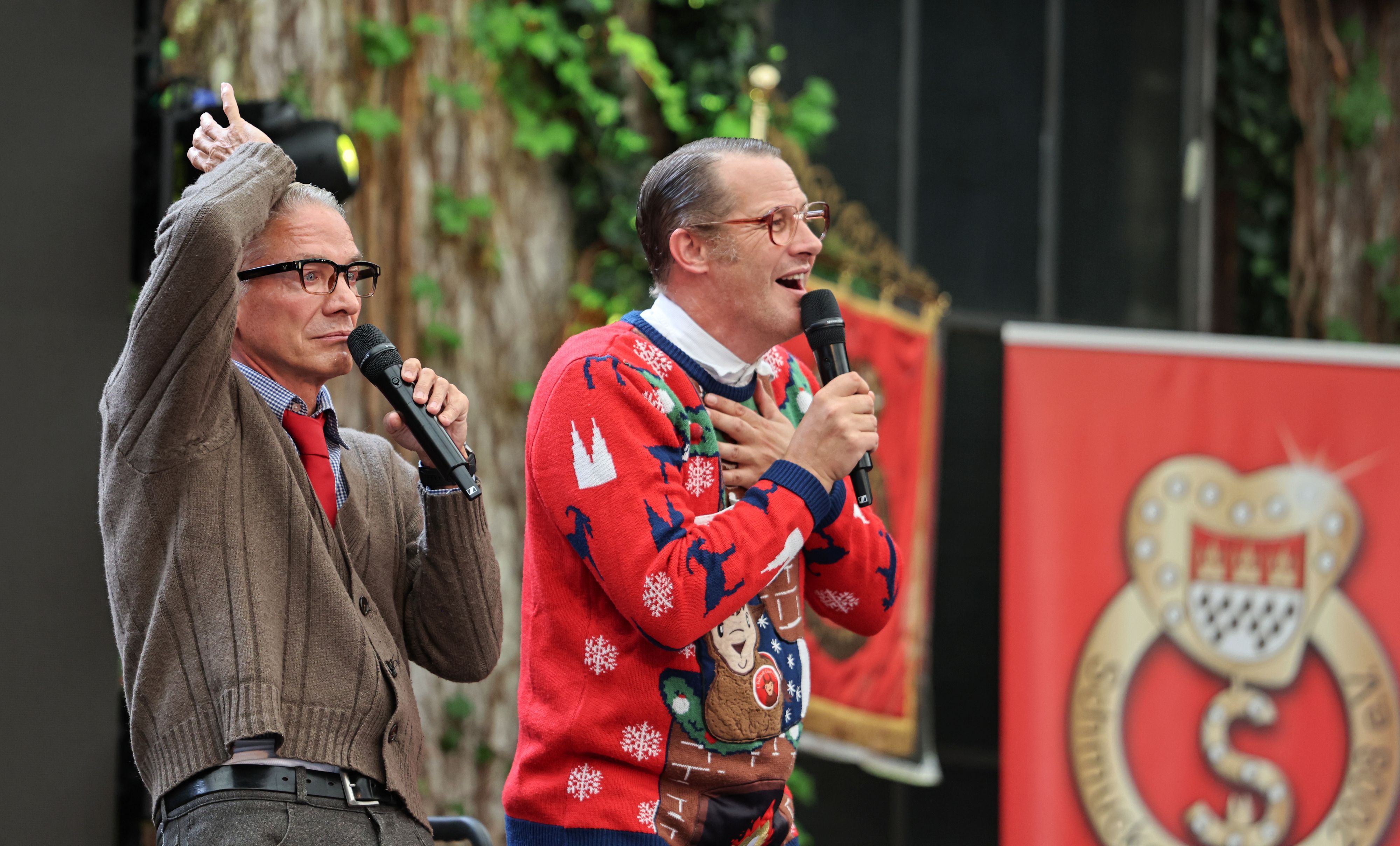 Das schräge Rentner-Comedy-Duo Willi und Ernst auf der Bühne.