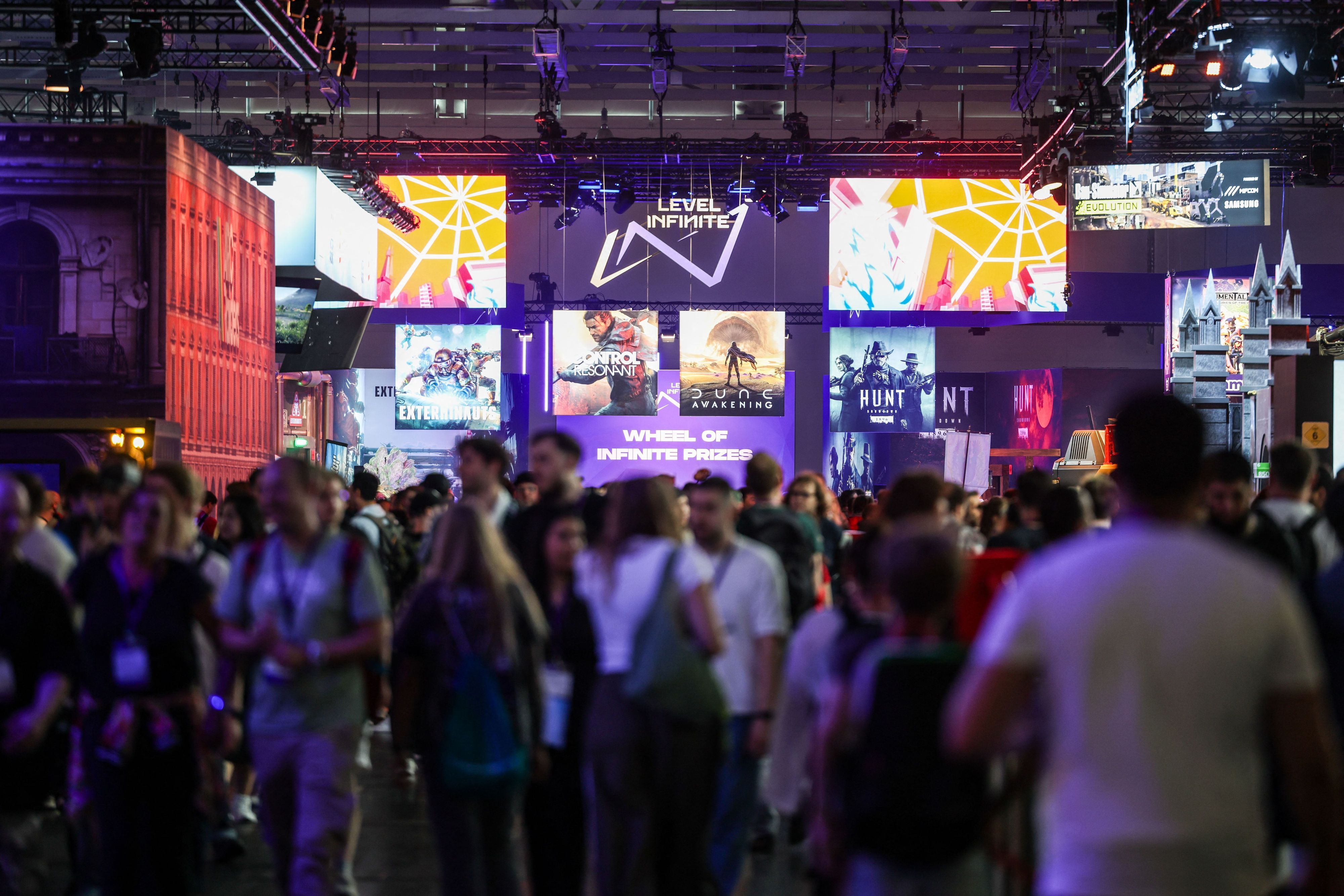 Blick in eine Messehalle. Bei der Gamescom in Köln präsentieren sich so viele Aussteller den Besuchern wie noch nie.