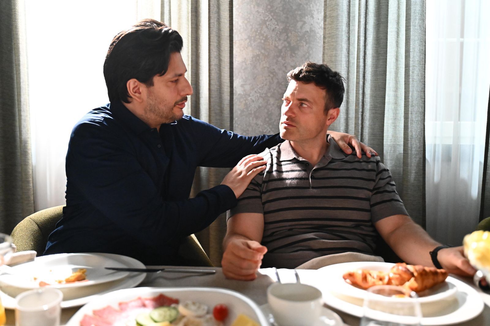 Bereits vor einigen Wochen spannen Maximilian (Francisco Medina, links) und Ben (Jörg Rohde) eine Intrige, die ihnen in der Jubiläumsfolge am Freitag, 4. September, endgültig über den Kopf wächst.  (Bild: RTL / Julia Feldhagen)