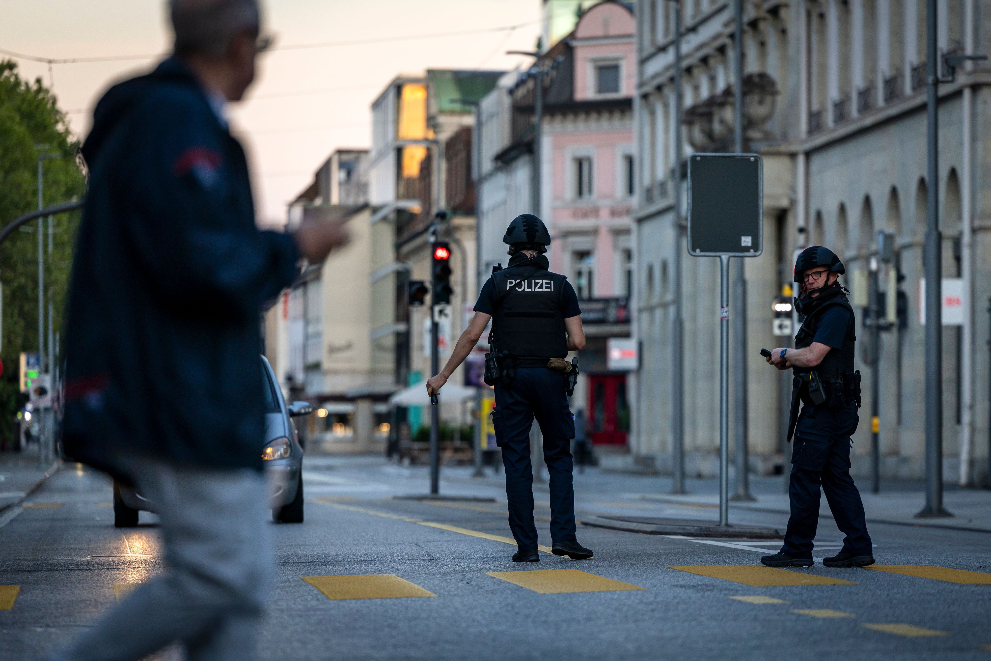 Polizisten patrouillieren auf einer Straße in der Innenstadt von Aarau in der Schweiz. In der Nacht zu Sonntag (30. August) waren Schüsse gefallen.