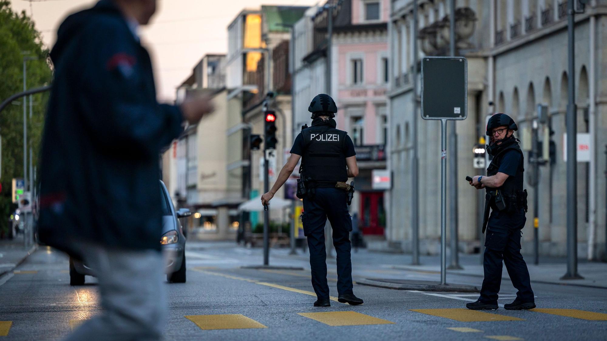 Polizisten patrouillieren auf einer Straße in der Innenstadt von Aarau in der Schweiz. In der Nacht zu Sonntag (30. August) waren Schüsse gefallen.