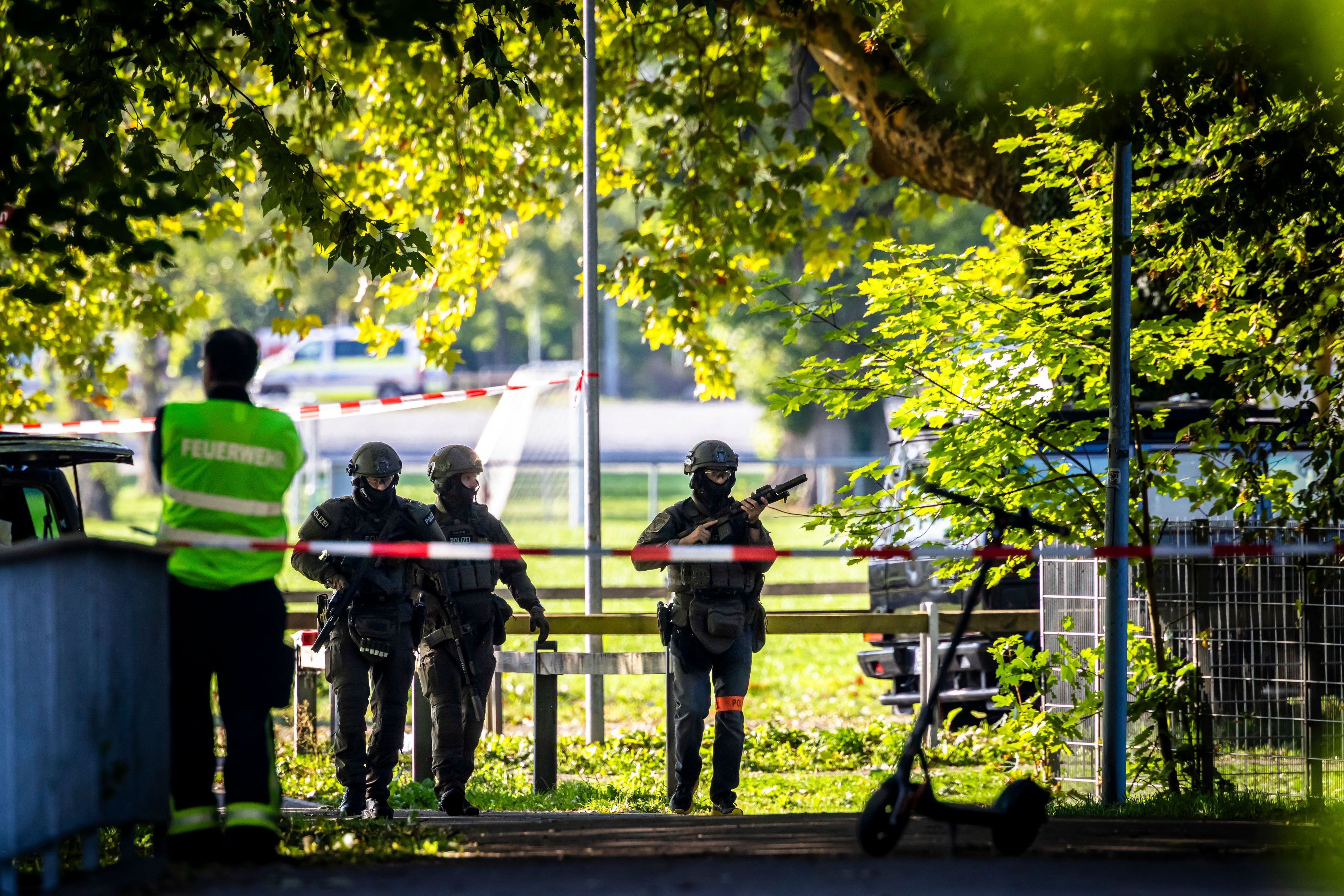 Aarau: Bewaffnete Polizeibeamte patrouillieren in der Nähe der Pferderennbahn Schachen. Bei einer Veranstaltung in der Schweiz sind in der Nacht zu Sonntag (30. August) Schüsse gefallen.