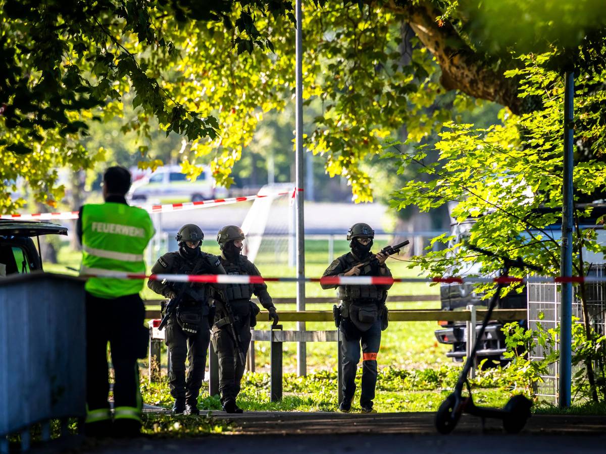 Aarau: Bewaffnete Polizeibeamte patrouillieren in der Nähe der Pferderennbahn Schachen. Bei einer Veranstaltung in der Schweiz sind in der Nacht zu Sonntag (30. August) Schüsse gefallen.