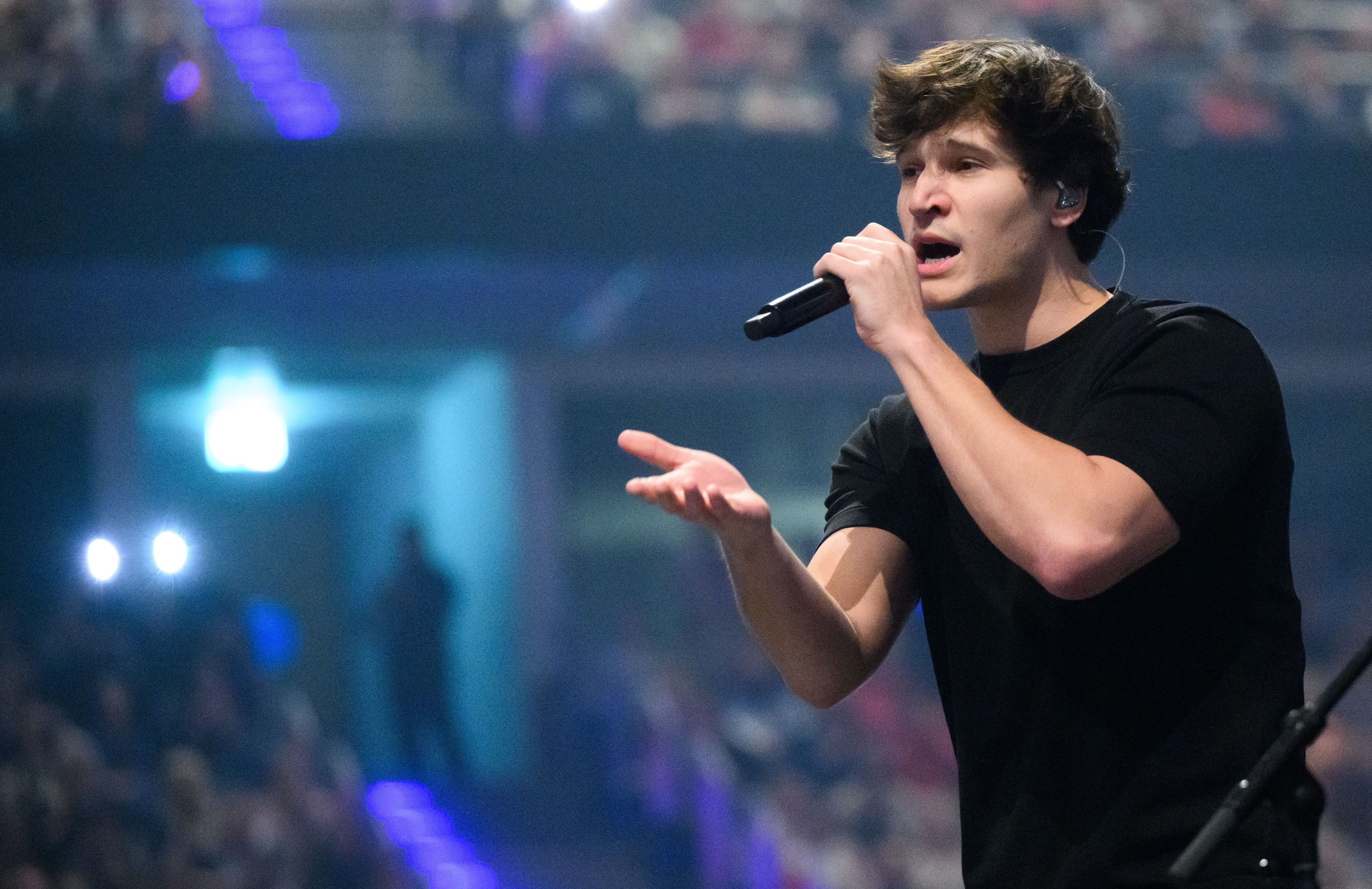 ARCHIV - 23.03.2025, Niedersachsen, Hannover: Wincent Weiss singt beim Abschlusskonzert seiner Tour 2025 in der ZAG-Arena. (zu dpa: «Wincent Weiss bricht Konzertabsage in Hessen das Herz») Foto: Julian Stratenschulte/dpa +++ dpa-Bildfunk +++