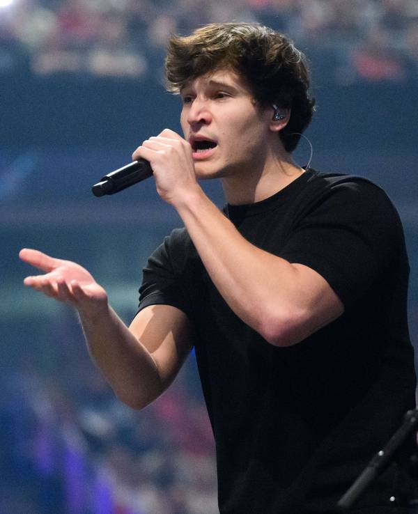 ARCHIV - 23.03.2025, Niedersachsen, Hannover: Wincent Weiss singt beim Abschlusskonzert seiner Tour 2025 in der ZAG-Arena. (zu dpa: «Wincent Weiss bricht Konzertabsage in Hessen das Herz») Foto: Julian Stratenschulte/dpa +++ dpa-Bildfunk +++