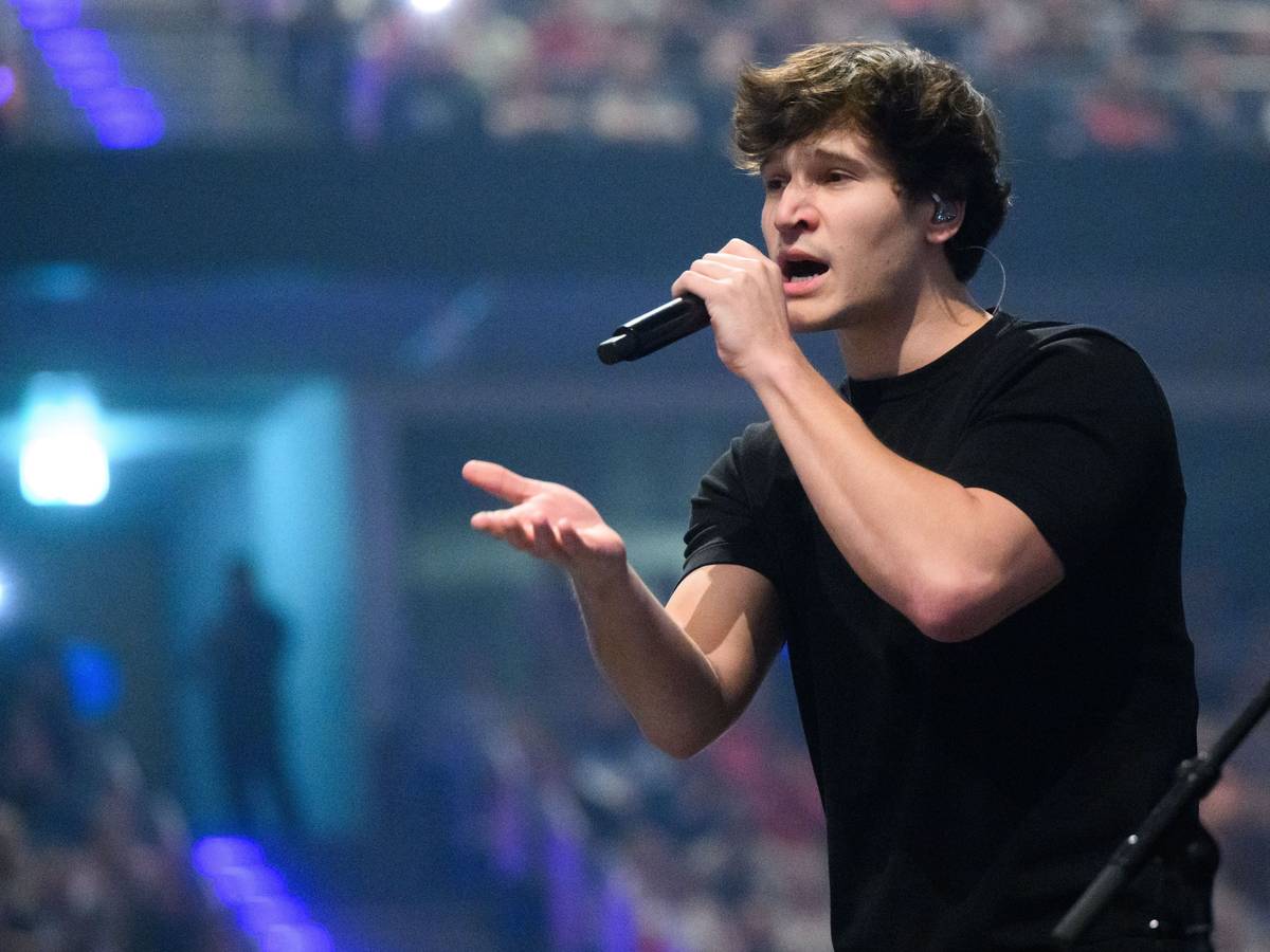 ARCHIV - 23.03.2025, Niedersachsen, Hannover: Wincent Weiss singt beim Abschlusskonzert seiner Tour 2025 in der ZAG-Arena. (zu dpa: «Wincent Weiss bricht Konzertabsage in Hessen das Herz») Foto: Julian Stratenschulte/dpa +++ dpa-Bildfunk +++