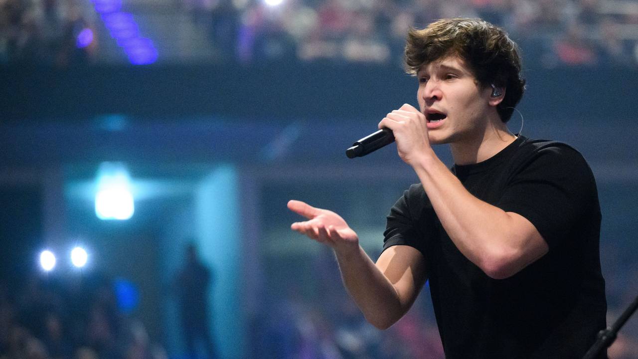 ARCHIV - 23.03.2025, Niedersachsen, Hannover: Wincent Weiss singt beim Abschlusskonzert seiner Tour 2025 in der ZAG-Arena. (zu dpa: «Wincent Weiss bricht Konzertabsage in Hessen das Herz») Foto: Julian Stratenschulte/dpa +++ dpa-Bildfunk +++