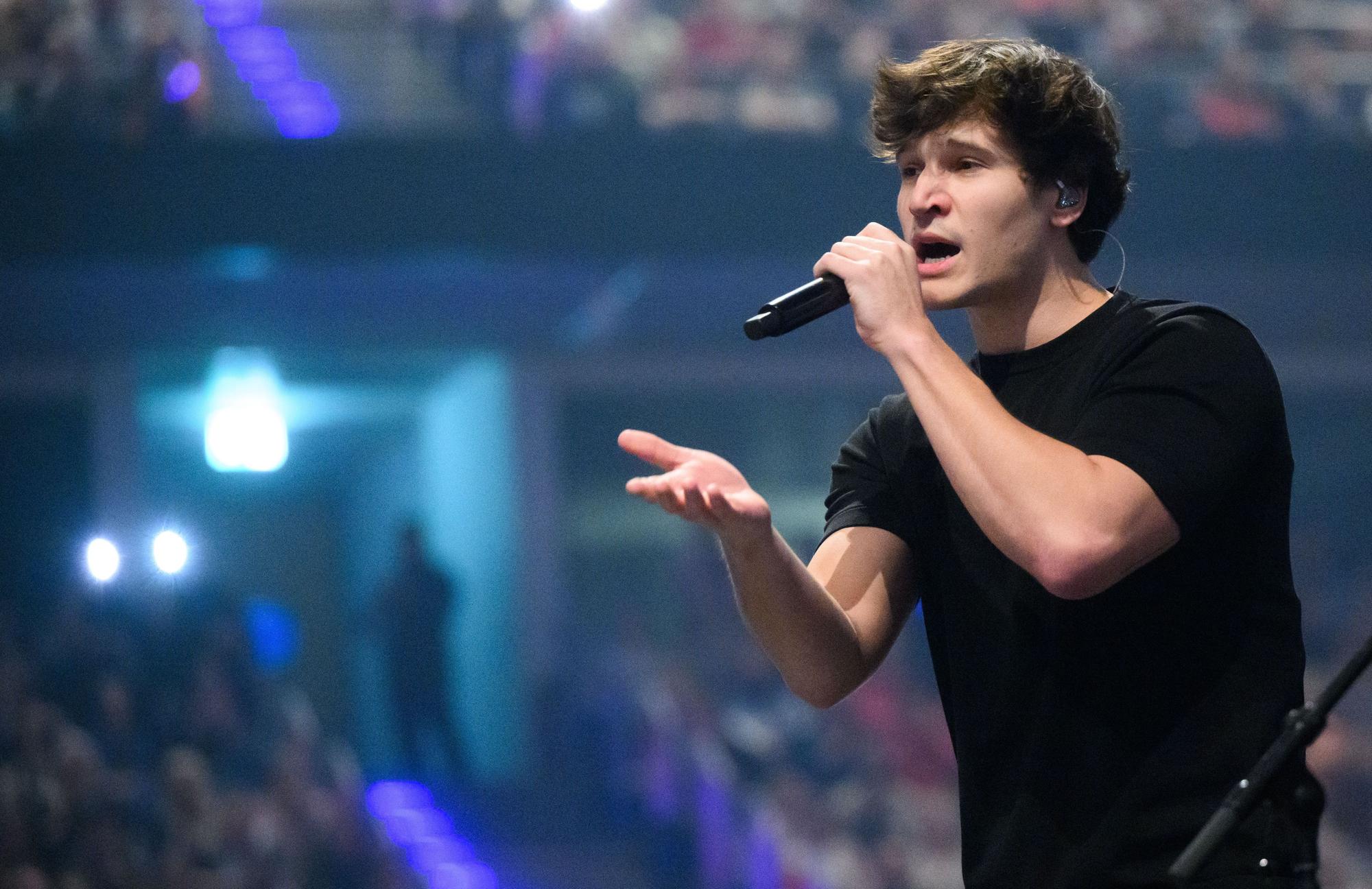 ARCHIV - 23.03.2025, Niedersachsen, Hannover: Wincent Weiss singt beim Abschlusskonzert seiner Tour 2025 in der ZAG-Arena. (zu dpa: «Wincent Weiss bricht Konzertabsage in Hessen das Herz») Foto: Julian Stratenschulte/dpa +++ dpa-Bildfunk +++