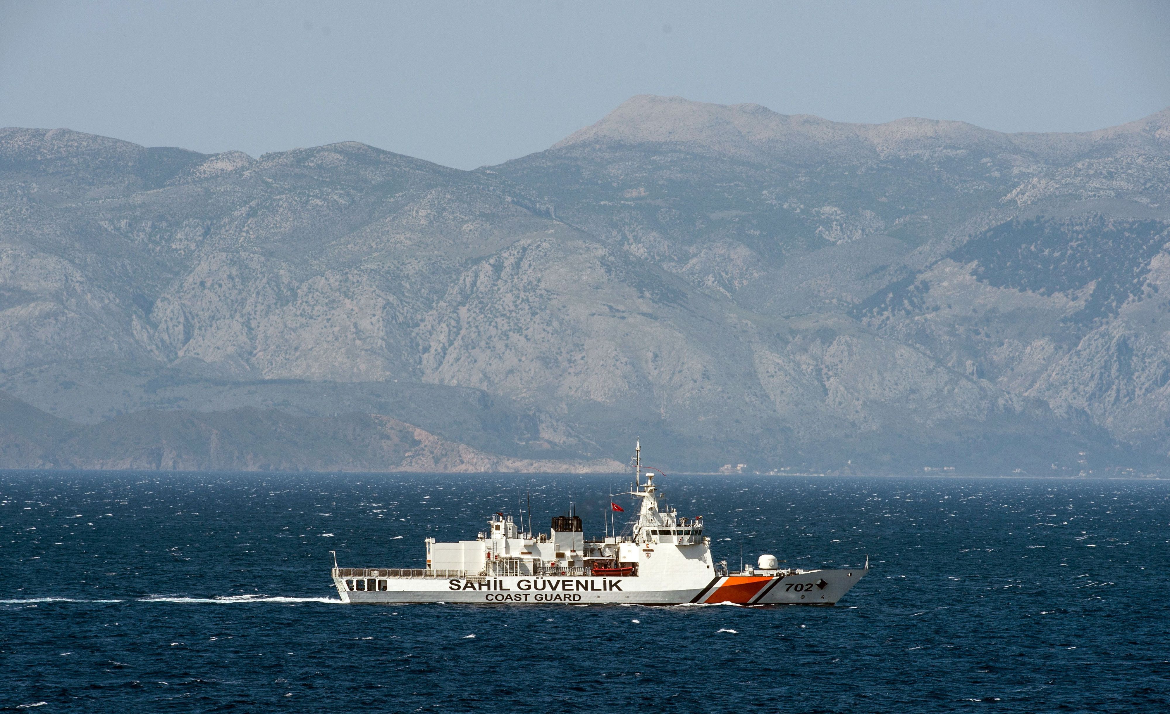 Ein Schiff der türkischen Küstenwache in der Ägäis vor der türkischen Küste.