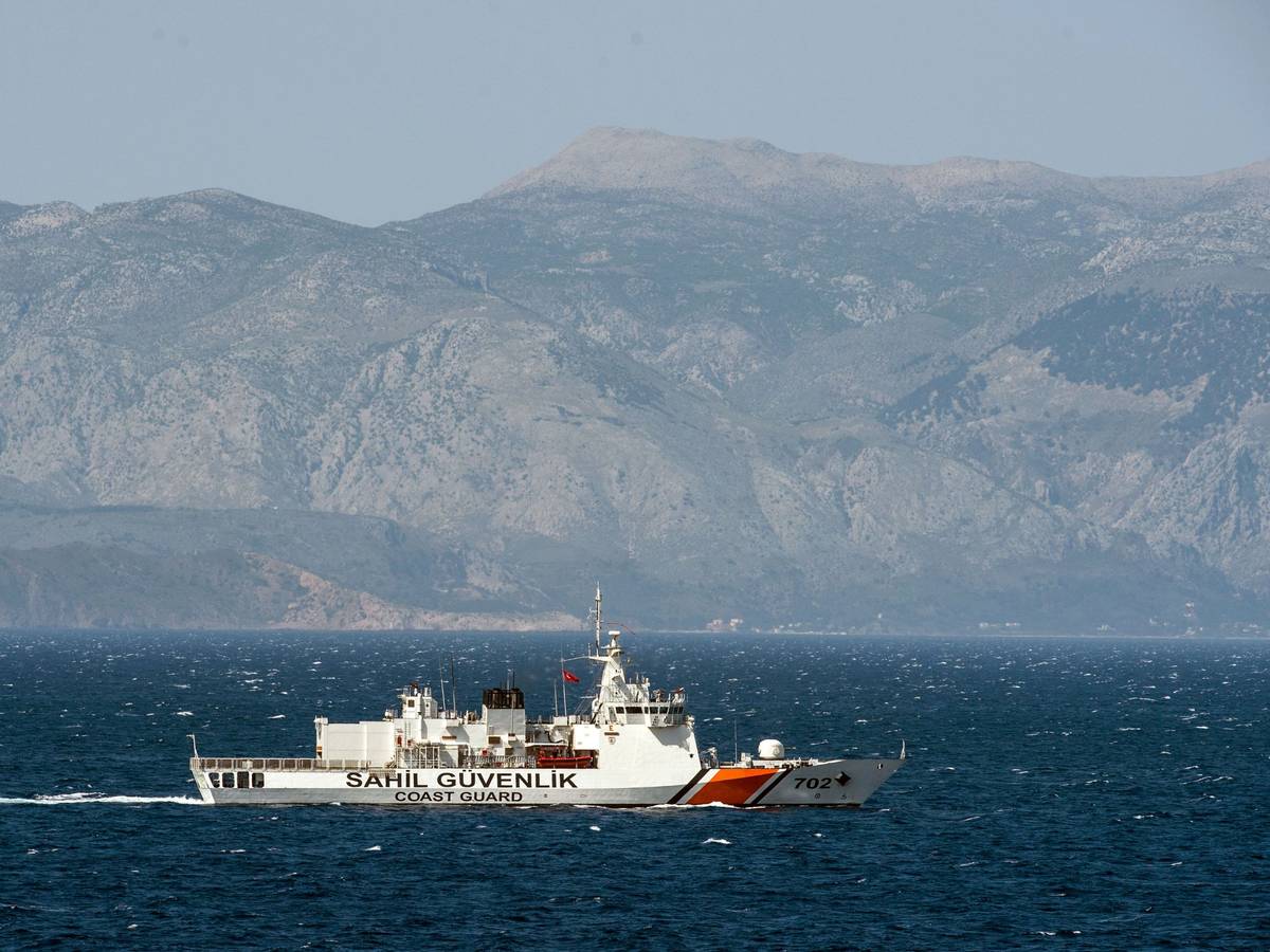 Ein Schiff der türkischen Küstenwache in der Ägäis vor der türkischen Küste.