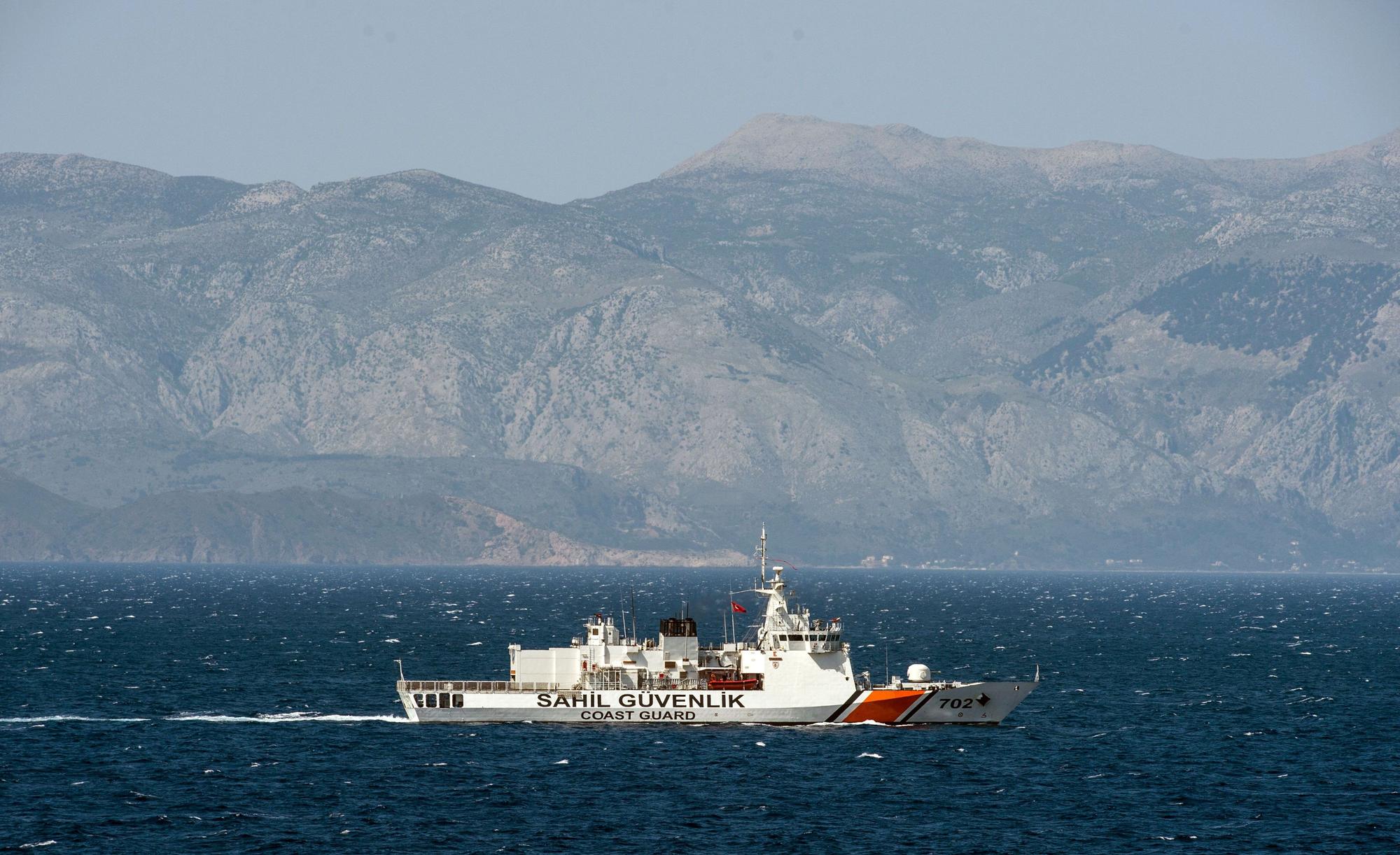 Ein Schiff der türkischen Küstenwache in der Ägäis vor der türkischen Küste.